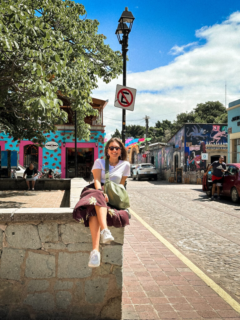 Nuny pelo mundo foto da Hayuni sentada em uma cidade rústica e com uma arquitetura antiga