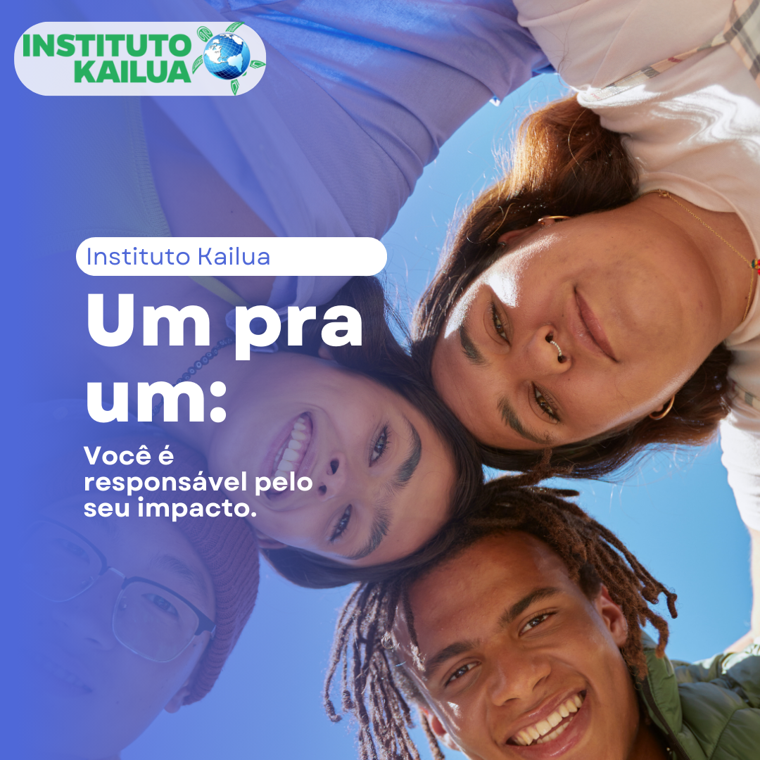 Quatro jovens de diferentes etnias estão juntos em um círculo, olhando para a câmera de baixo para cima, sorrindo sob um céu azul. O logotipo do Instituto Kailua aparece no canto superior esquerdo. Sobre a imagem, um fundo azul em degradê destaca o texto: "Instituto Kailua - Um pra um: Você é responsável pelo seu impacto." A composição transmite diversidade, inclusão e colaboração, reforçando a mensagem do Projeto 1 pra 1, que promove impacto social através da educação.